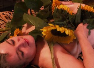 IMG-20251010-Yvonne liegend Sonnenblumen